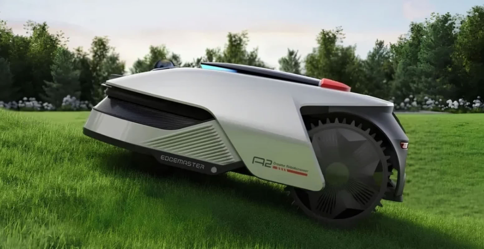 Un robot tondeuse Dreame sur une pelouse verte, avec des arbres en arrière-plan.