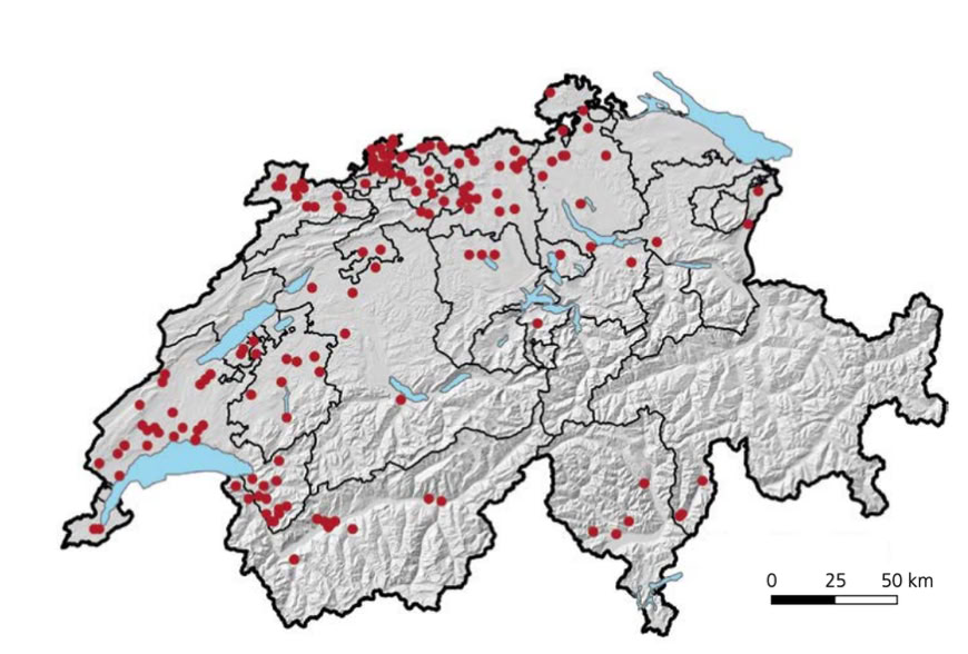 Carte de la Suisse avec des points rouges dispersés, indiquant des emplacements spécifiques, et des lacs en bleu.
