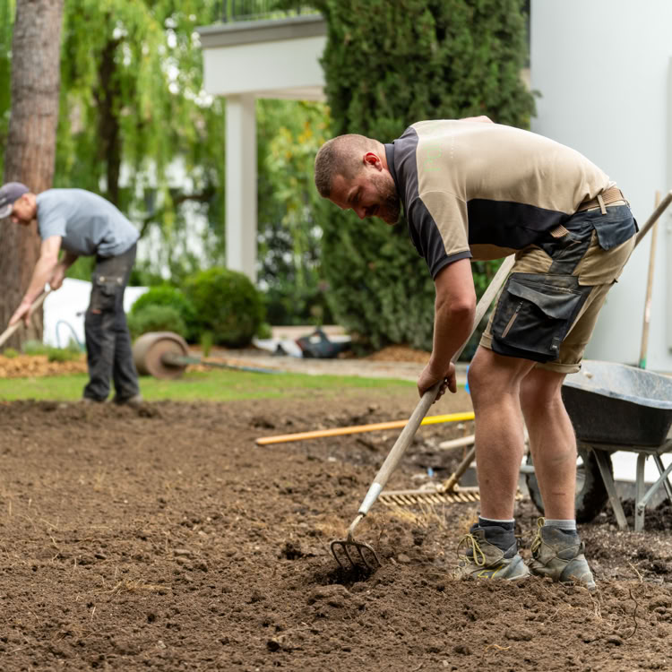 Grande maison blanche avec un jardin verdoyant, entourée d'arbres et de buissons à Collonge-Bellerive.