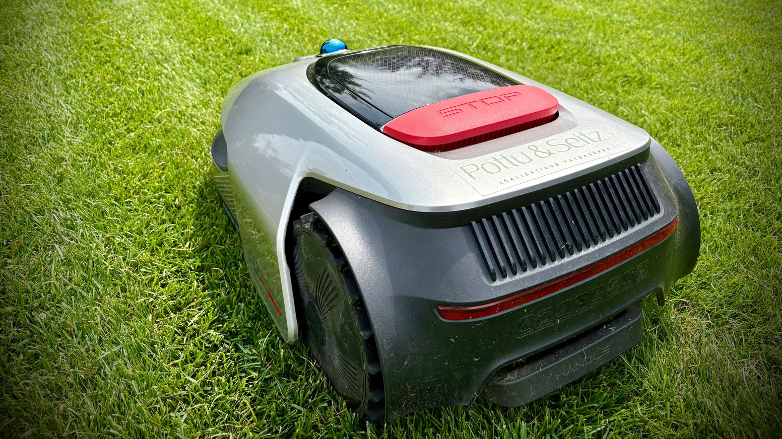 Quel robot tondeuse chosiir pour son jardin ? Tondeuse robot Dreame sur une pelouse verte.